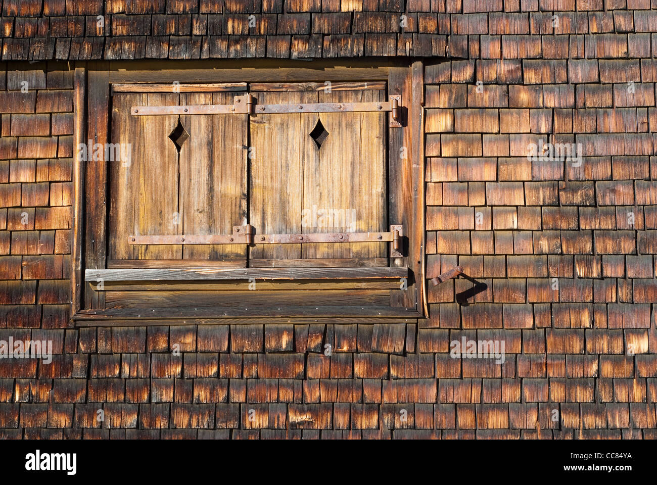 Bild eines alten geschlossenen Fensters auf einem gefärbten Holzfassade Stockfoto