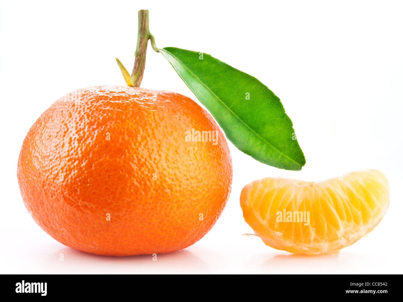 Mandarine und seine Scheibe auf weißem Hintergrund. Stockfoto