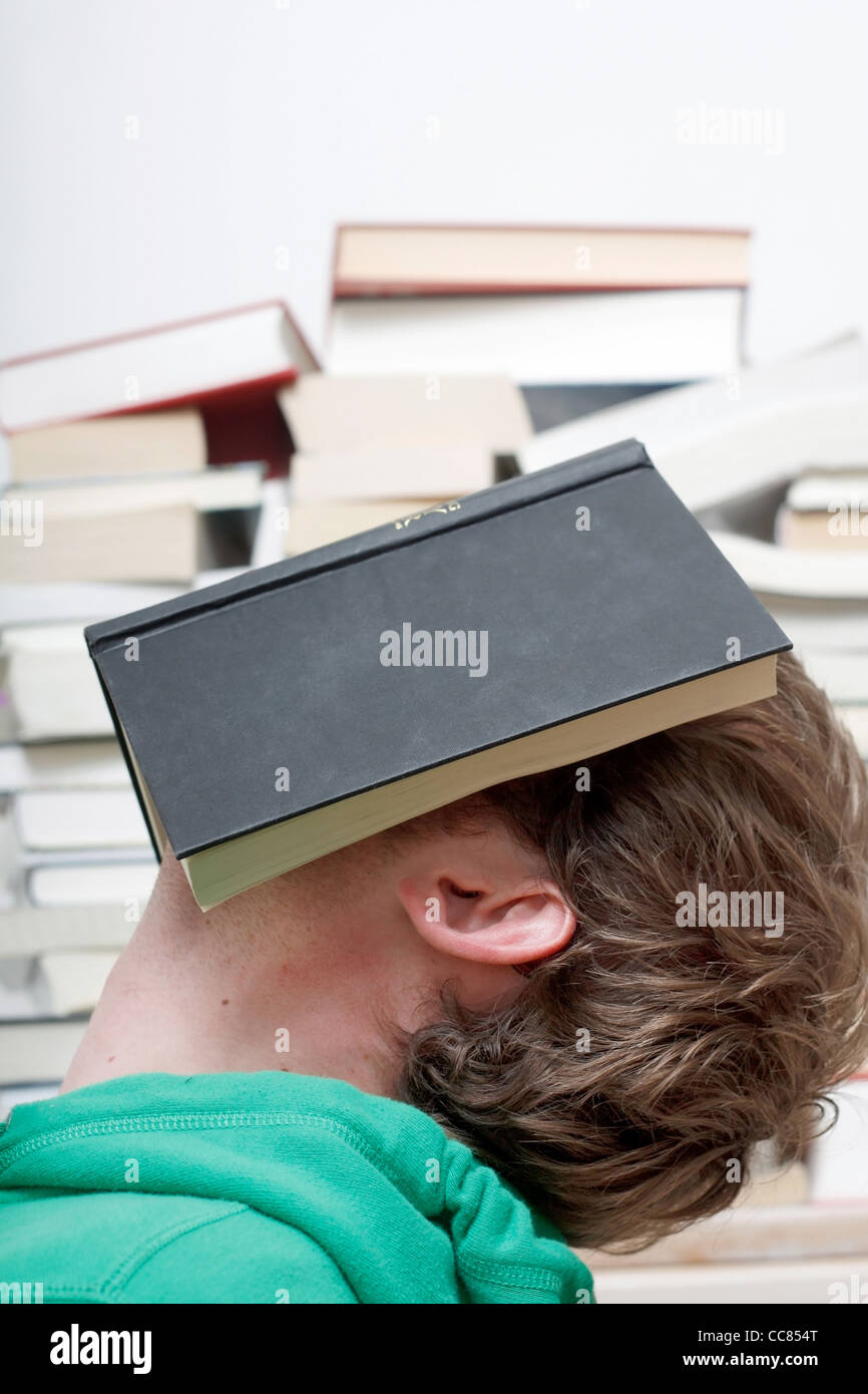 Ein Mann hinter einem Buch schlafen Stockfoto