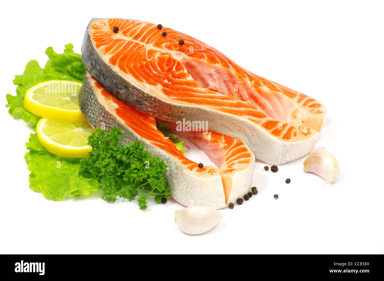 Lachs und Salat isoliert auf weißem Hintergrund Stockfoto