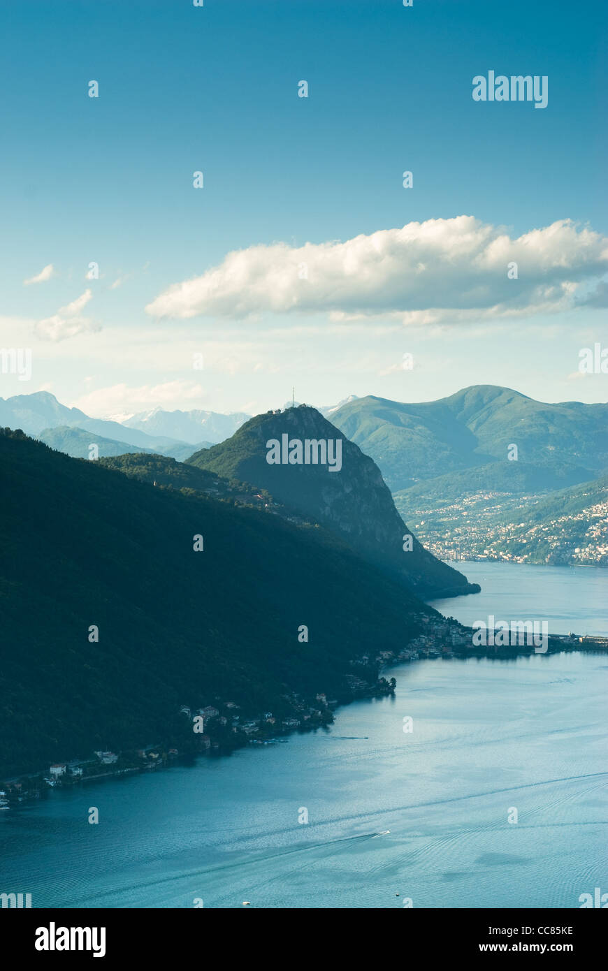 Monte San Salvatore und Lago di Lugano. Blick von Serpiano, Tessin, Schweiz. Stockfoto