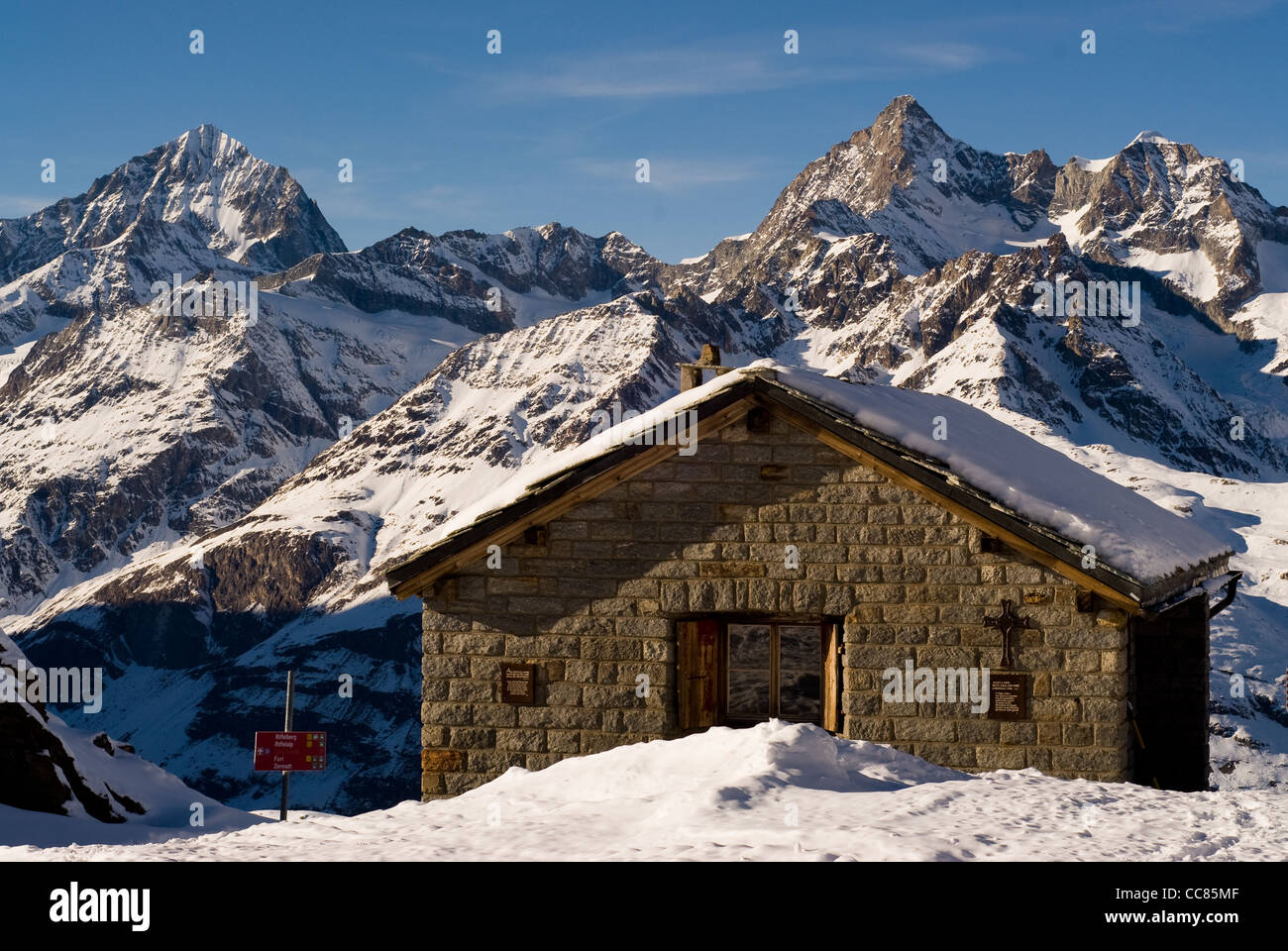 Berghütte im Winter, Zermatt, Schweiz. Stockfoto