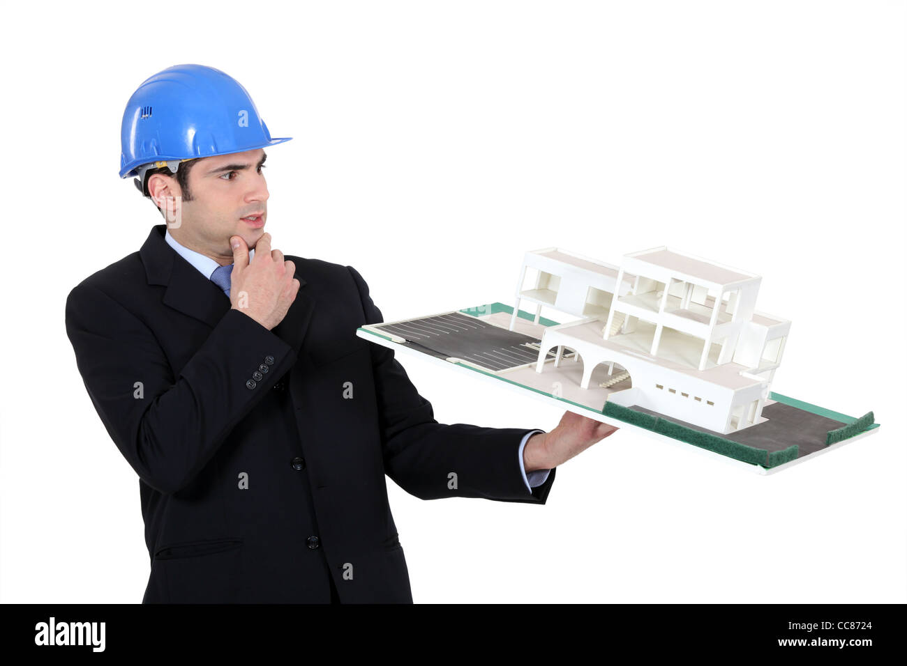 Architekt in Anbetracht einer unkonventionellen Modell Stockfoto