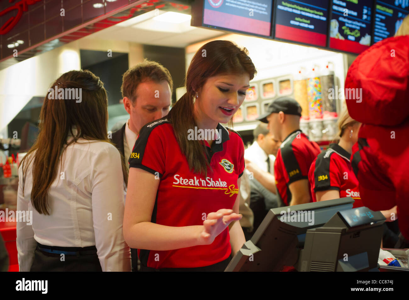 Hunderte von Burger Liebhaber hinab auf das neue Steak n Shake Signature Restaurant in New York Stockfoto