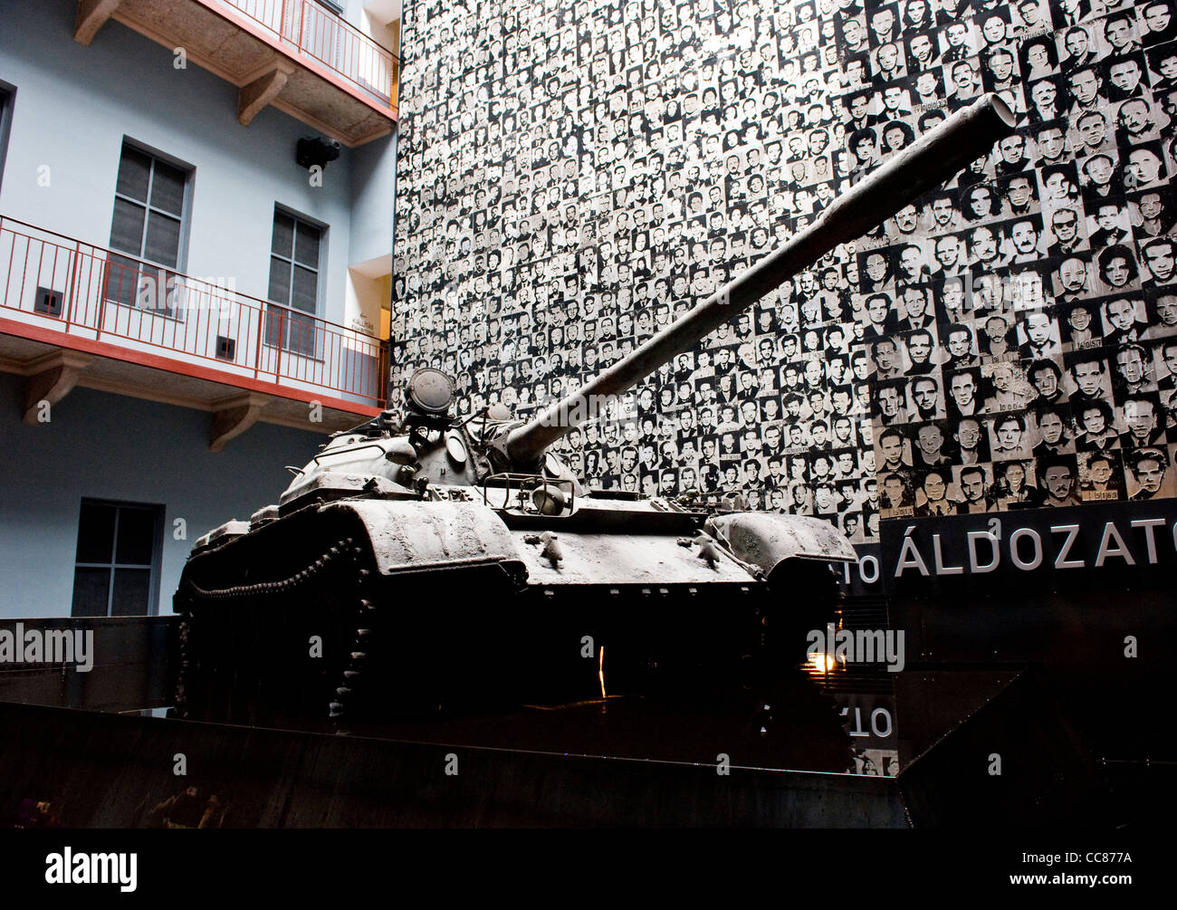 Tank-Ausstellung in einem Innenhof in das Haus des Terrors, 60 Andrassy St, Budapest, Ungarn Stockfoto