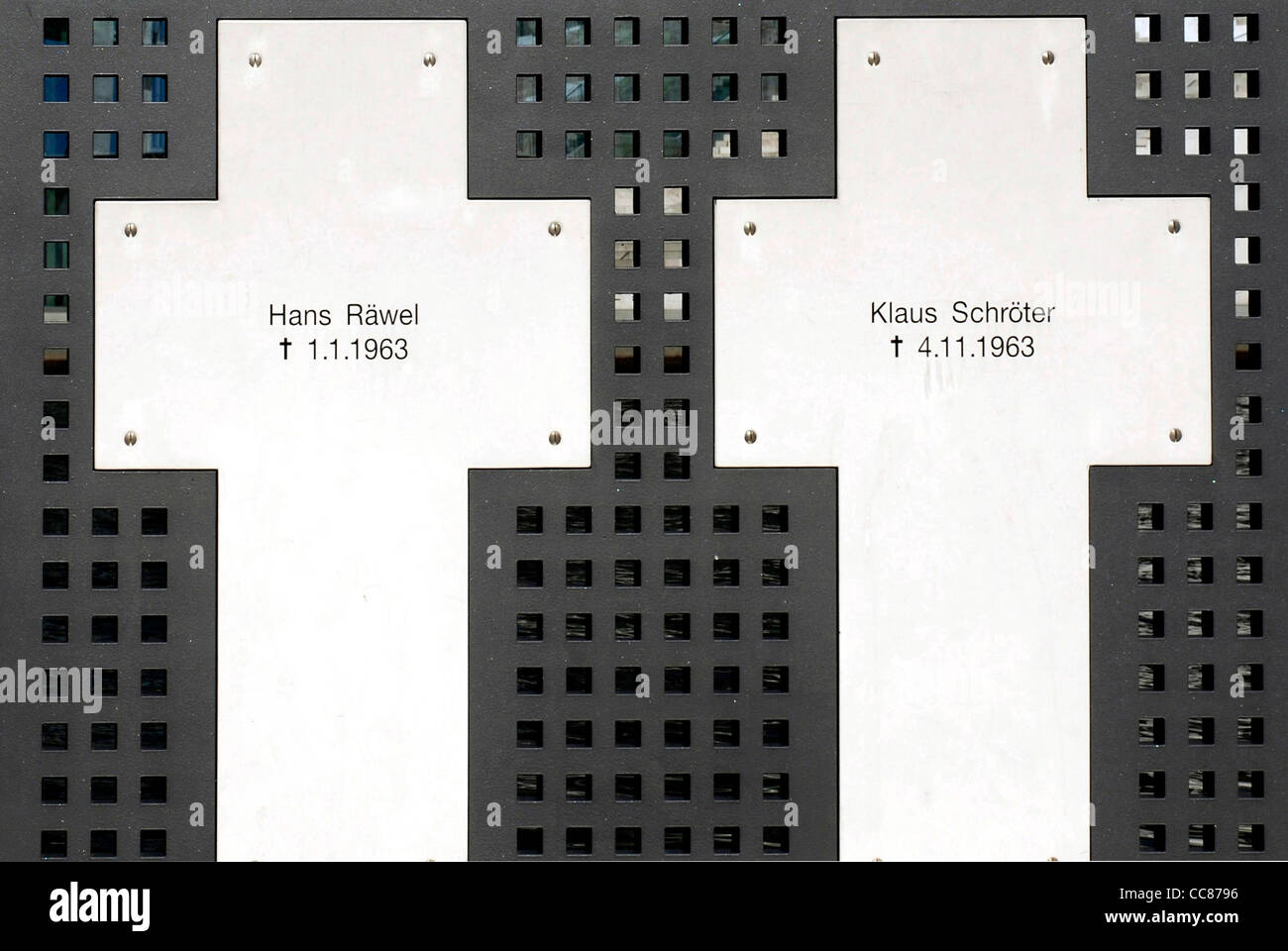 Kreuze in Gedenken an die Opfer an der Berliner Mauer im staatlichen Sektor von Berlin. Stockfoto
