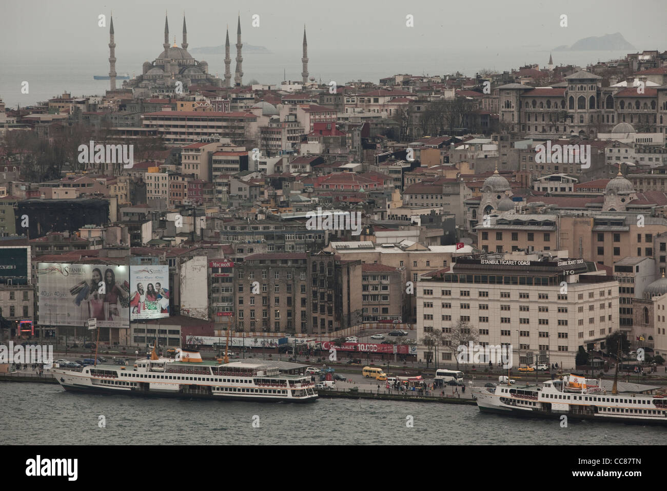 Blaue Moschee vom Galata-Turm - Istanbul gesehen. Stockfoto