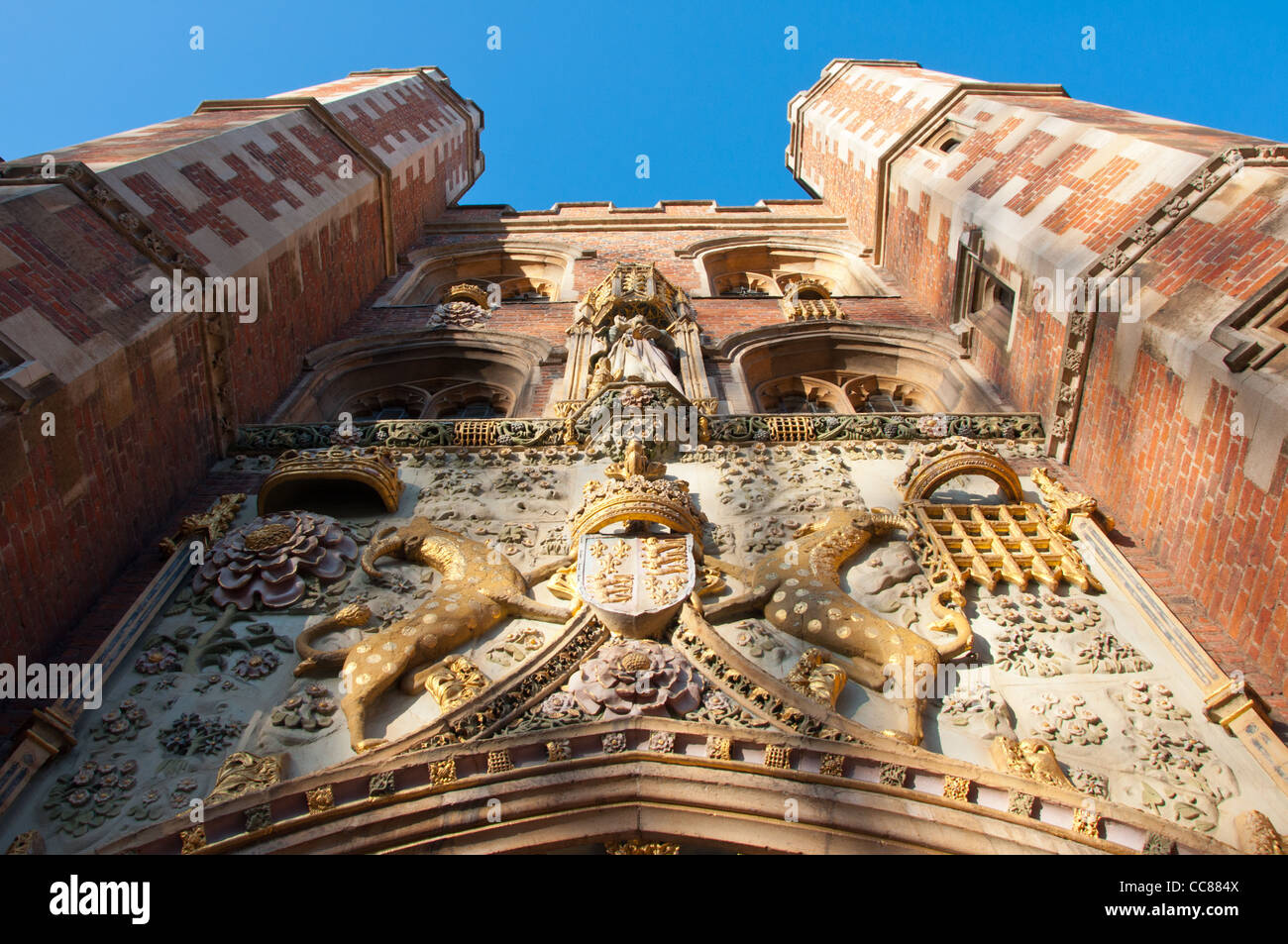 Das Eingangstor, St. Johns College in Cambridge. Das Schnitzen ist das Wappen von der Gründerin, Lady Margaret Beaufort. Stockfoto