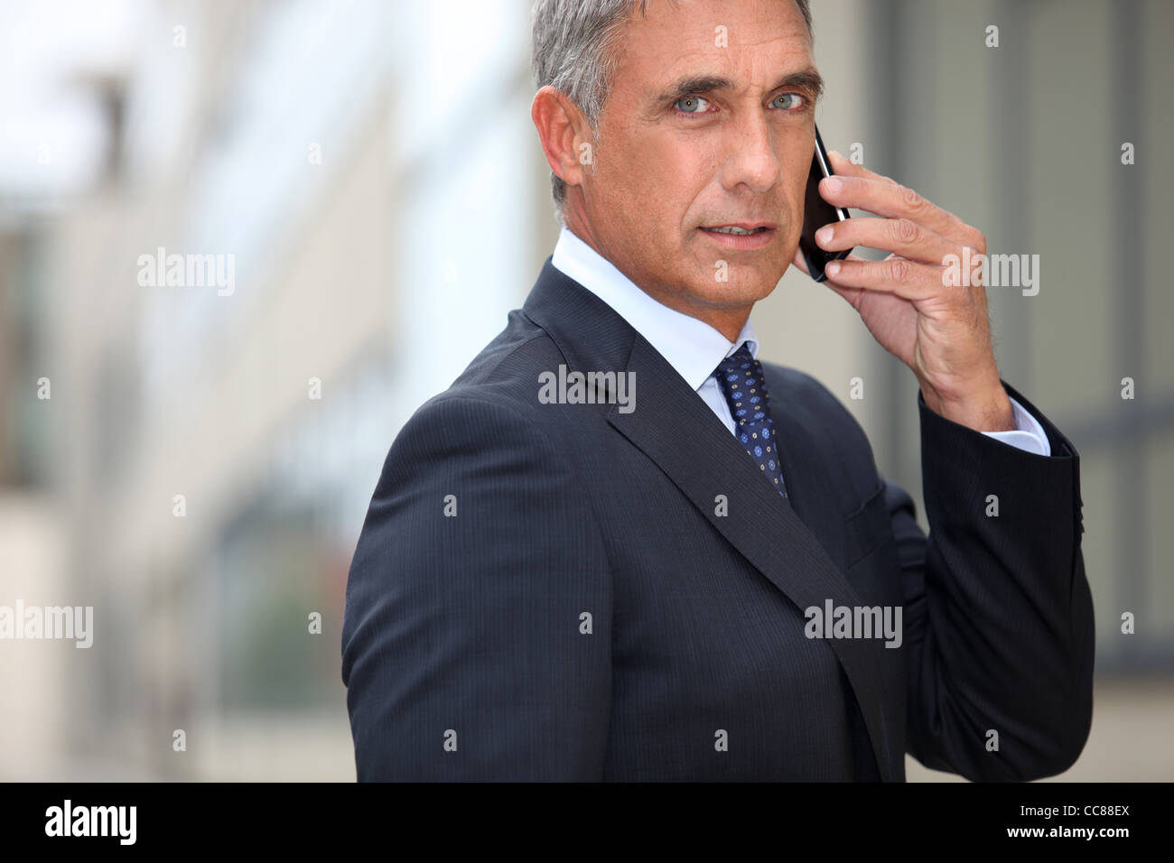 Immobilien-Promotor auf Handy Stockfoto