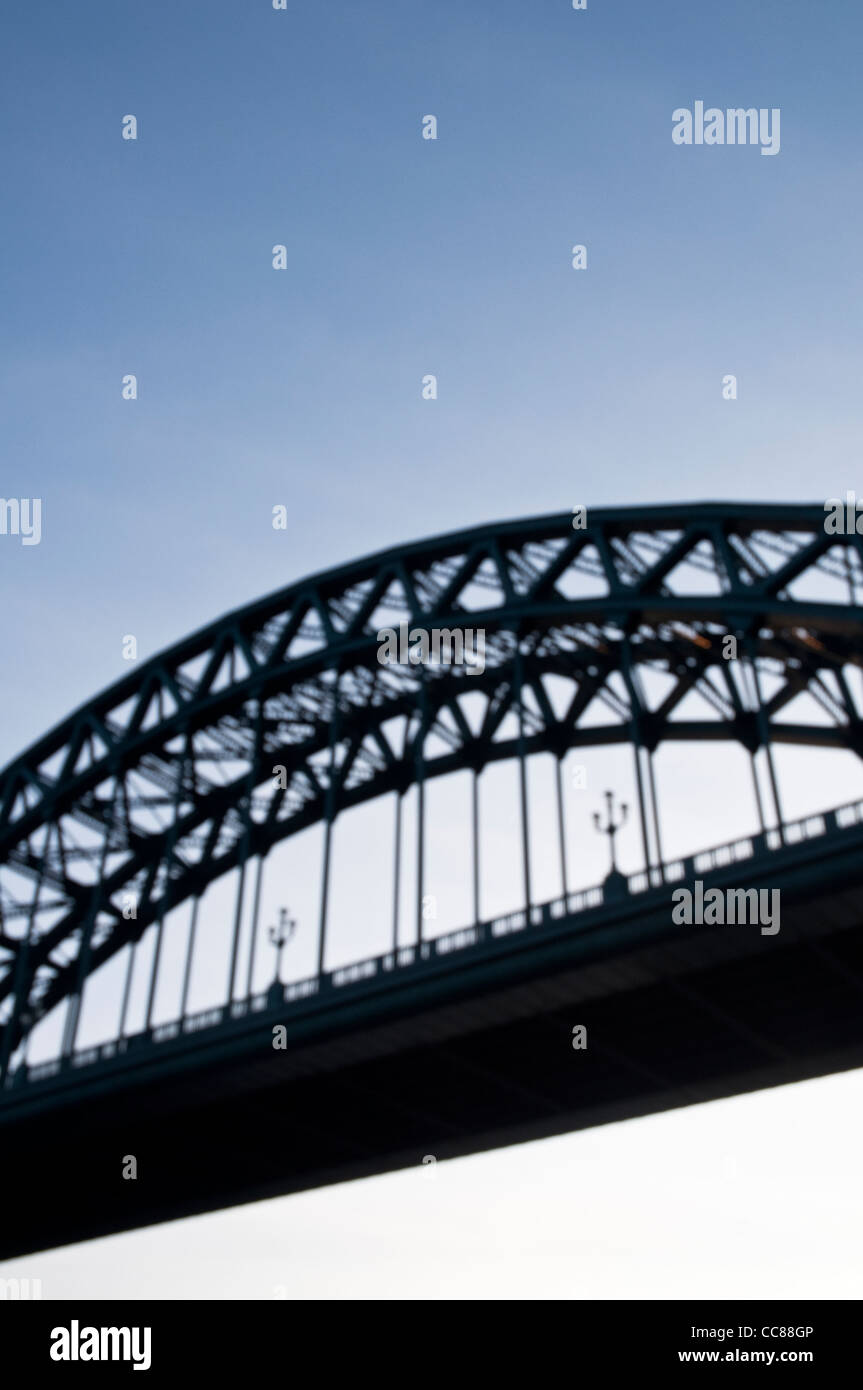 A aus der Fokusansicht der Tyne Brücke [durch Bogenbrücke] Silhouette in der Abenddämmerung aus Newcastle Quayside verwischt. Stockfoto