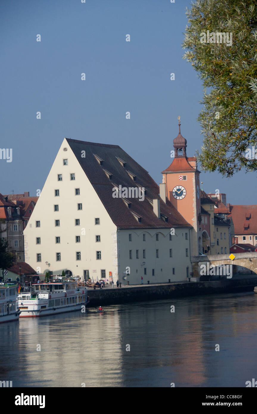 Deutschland, Bayern, Regensburg. historischen Salt House, Clock Tower & alte steinerne Brücke am Ufer der Donau. Stockfoto