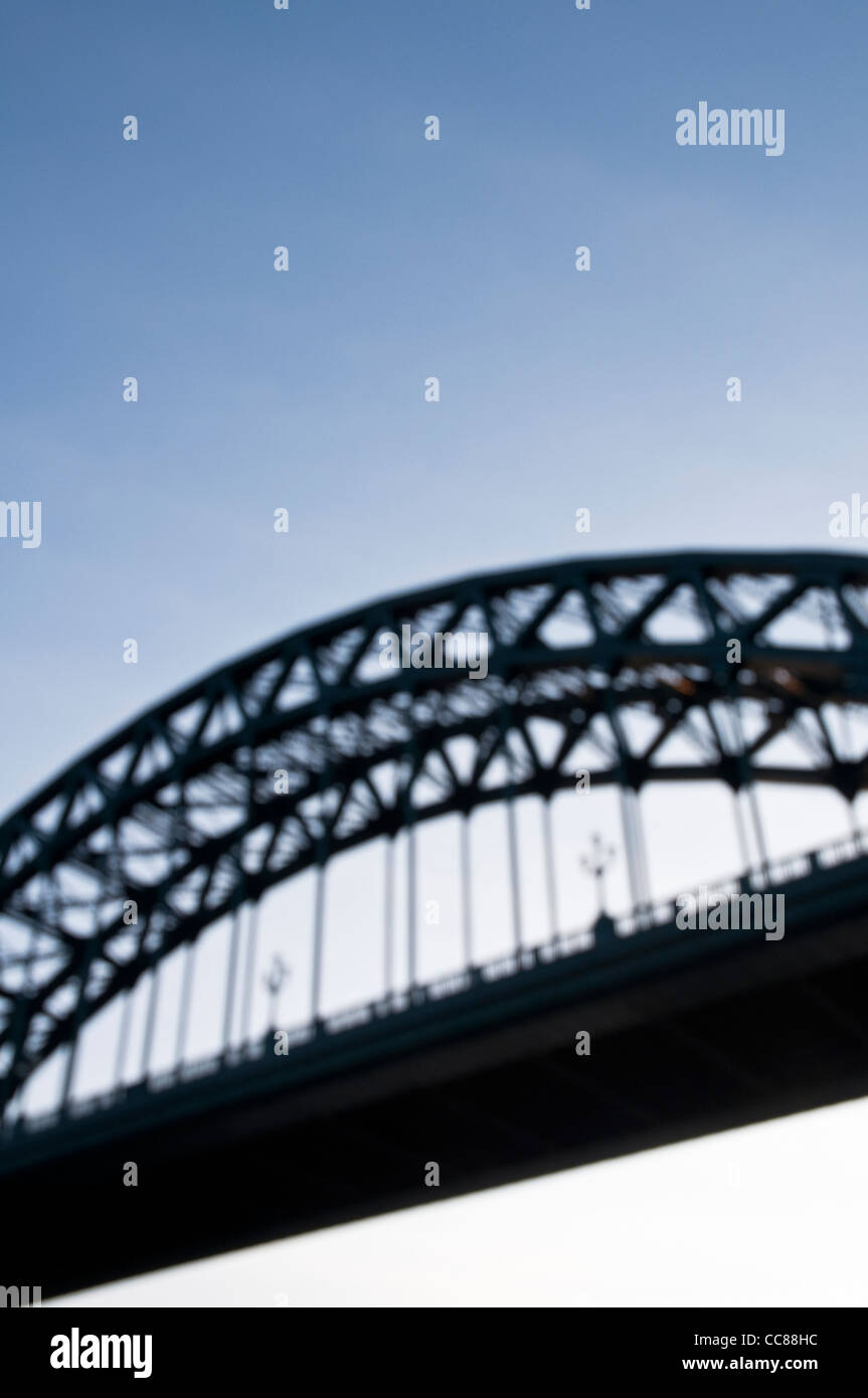 A aus der Fokusansicht der Tyne Brücke [durch Bogenbrücke] Silhouette in der Abenddämmerung aus Newcastle Quayside verwischt. Stockfoto