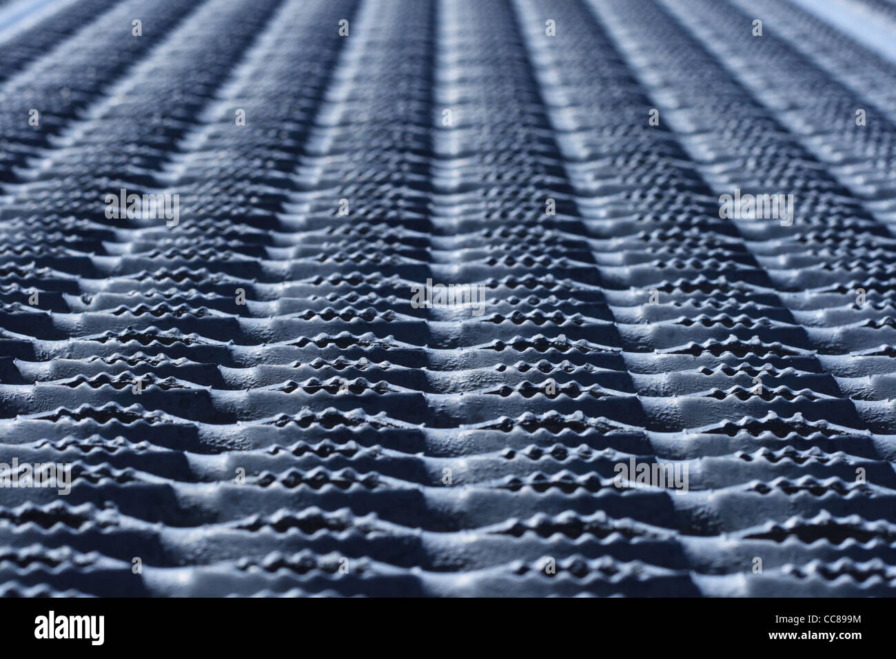 horizontales Bild von Anti Rutsch strukturiert Wellpappe Metall Lauffläche grau lackiert Stockfoto