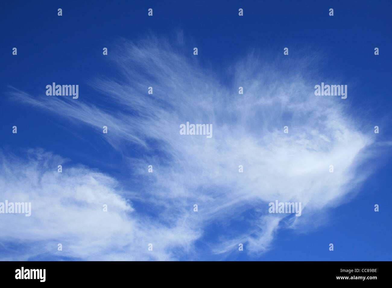 horizontales Bild des blauen Himmels mit feinen weißen Cirruswolken Stockfoto