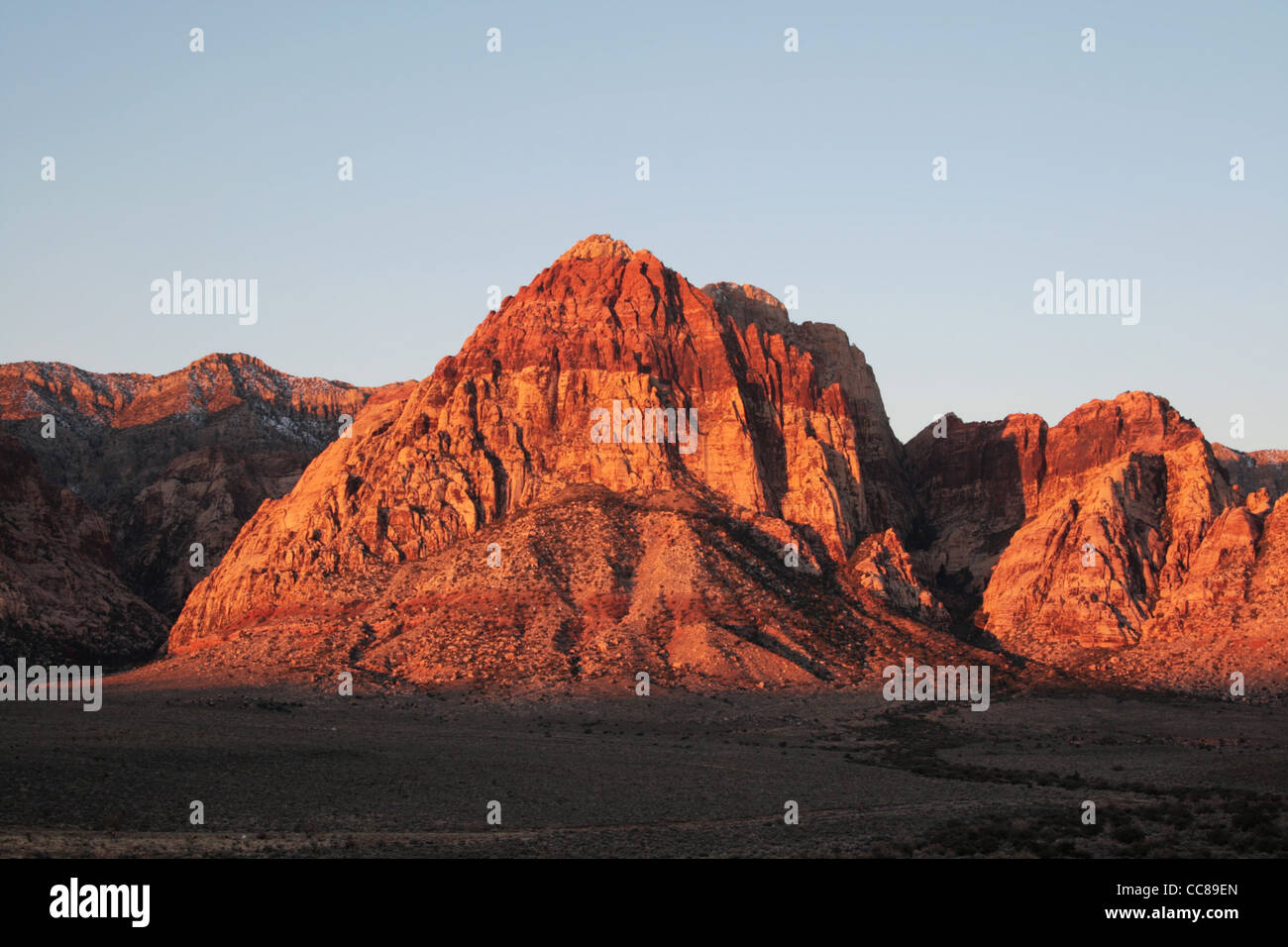 Rainbow Mountain rot rockt nationaler Erhaltung Bereich, Nevada bei Sonnenaufgang Stockfoto