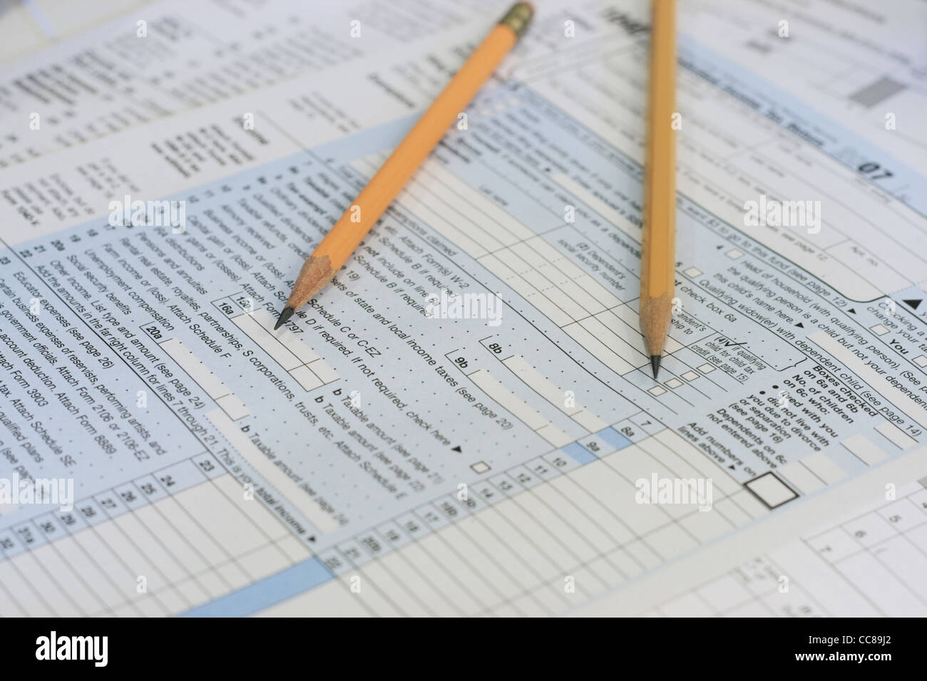 zwei angespitzten Bleistifte sitzen auf IRS Steuerformulare bereit zu berechnen Stockfoto