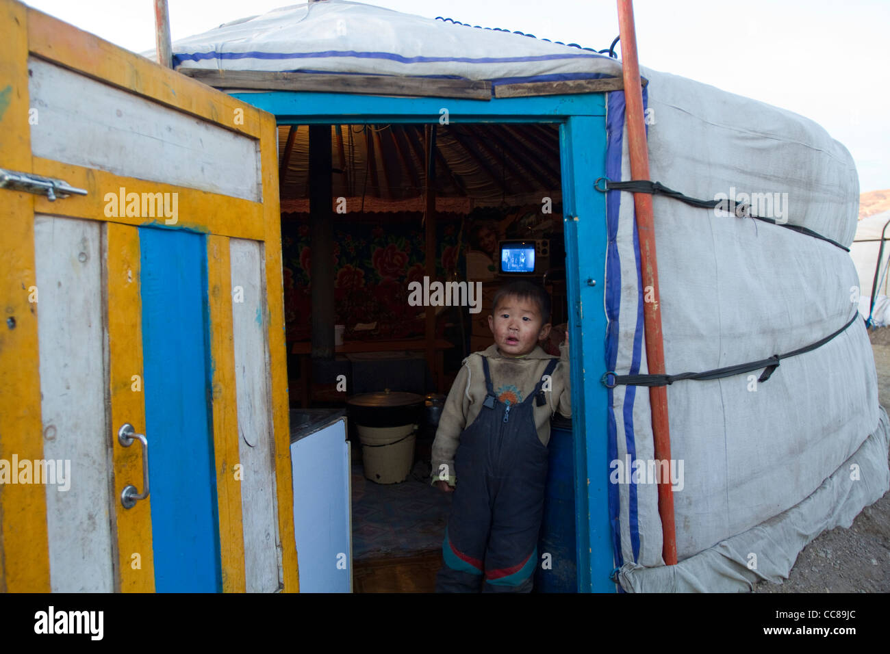 Mongolische Kind in ihrer Ger Erdenet Mongolei Stockfoto