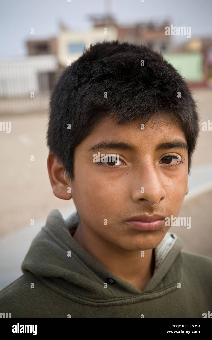 Ein kleiner Junge in Lima, Peru, Südamerika. Stockfoto