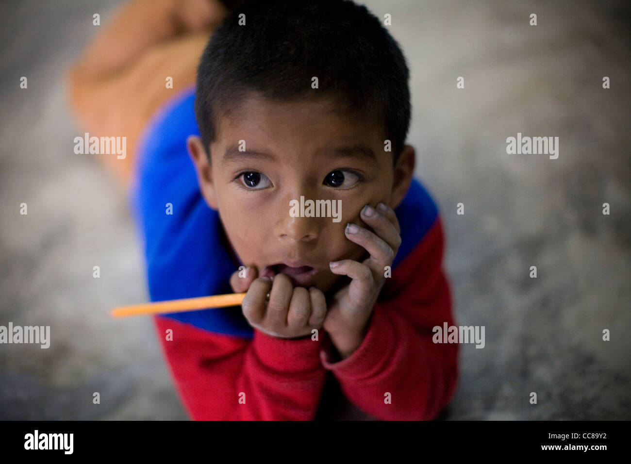 Ein Kind in einer Schulklasse in Lima, Peru, Südamerika. Stockfoto