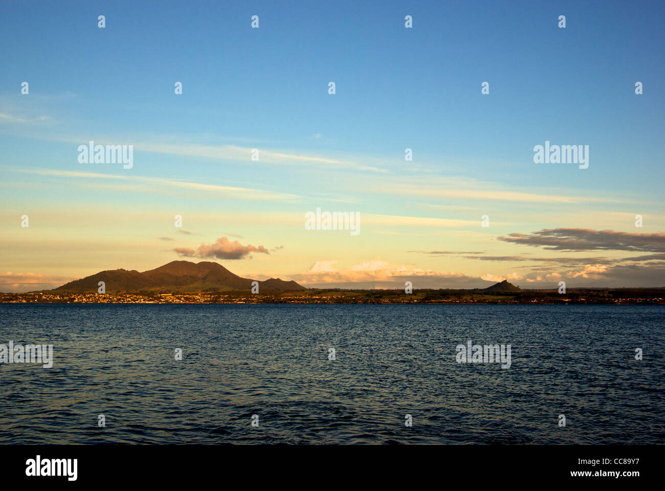 Erloschener Vulkan Schlackenkegel am Ufer des großen Lake Taupo New Zealand bei Sonnenuntergang Stockfoto