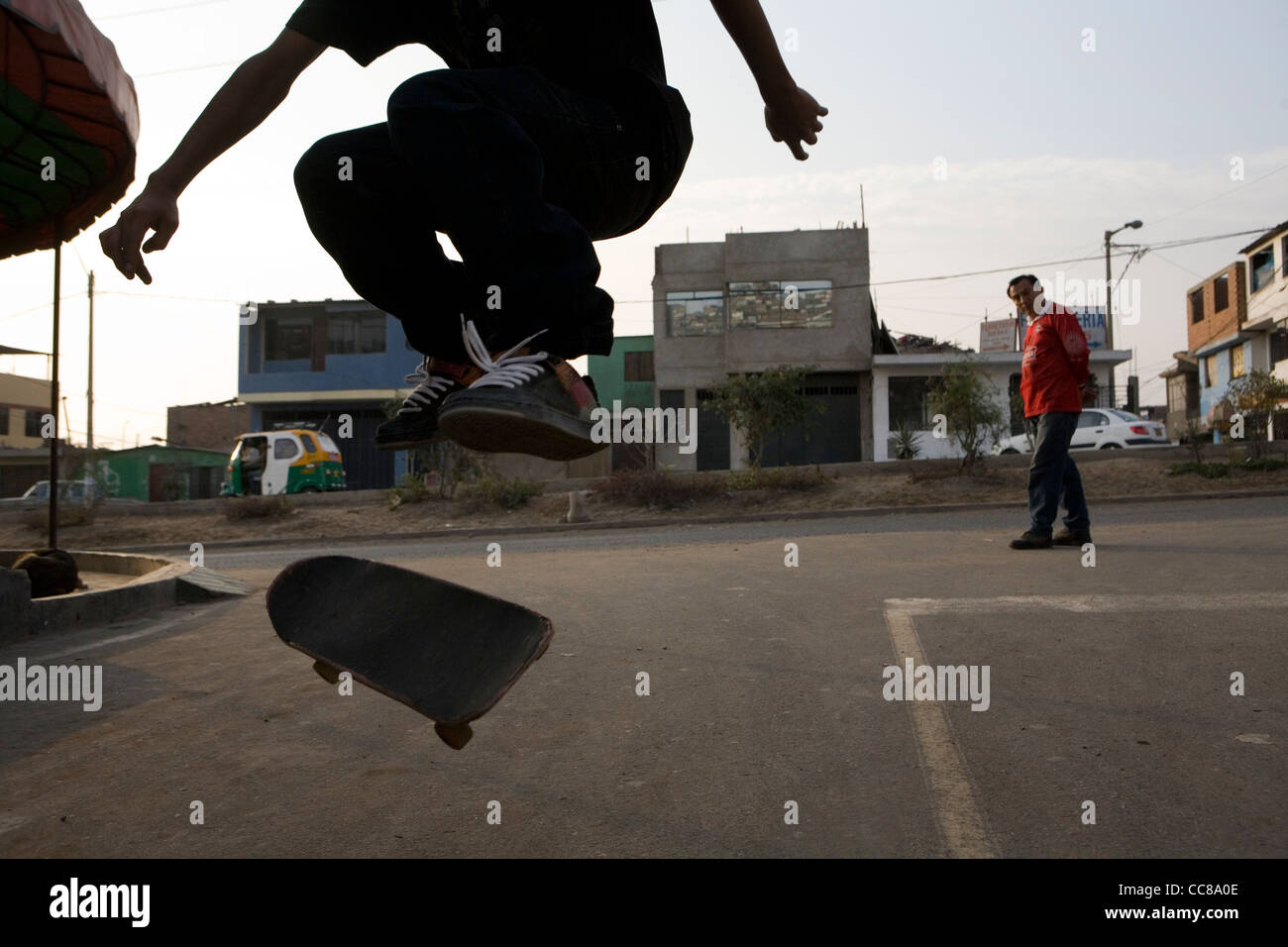 Ein Skateboarder Praktiken in den Straßen von Lima, Peru, Südamerika. Stockfoto