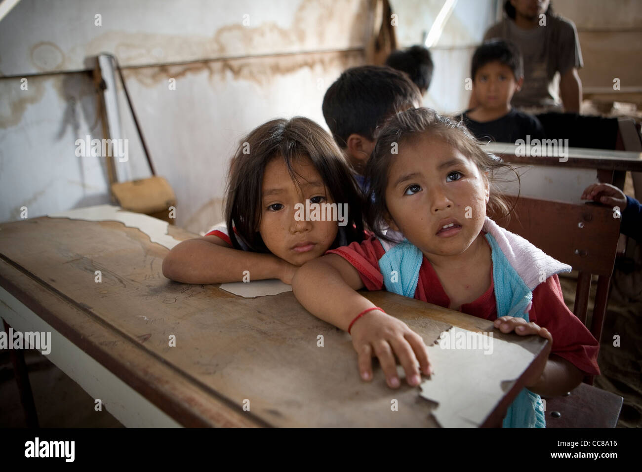 Kinder sitzen in einer kleinen Schule in Lima, Peru, Südamerika. Stockfoto