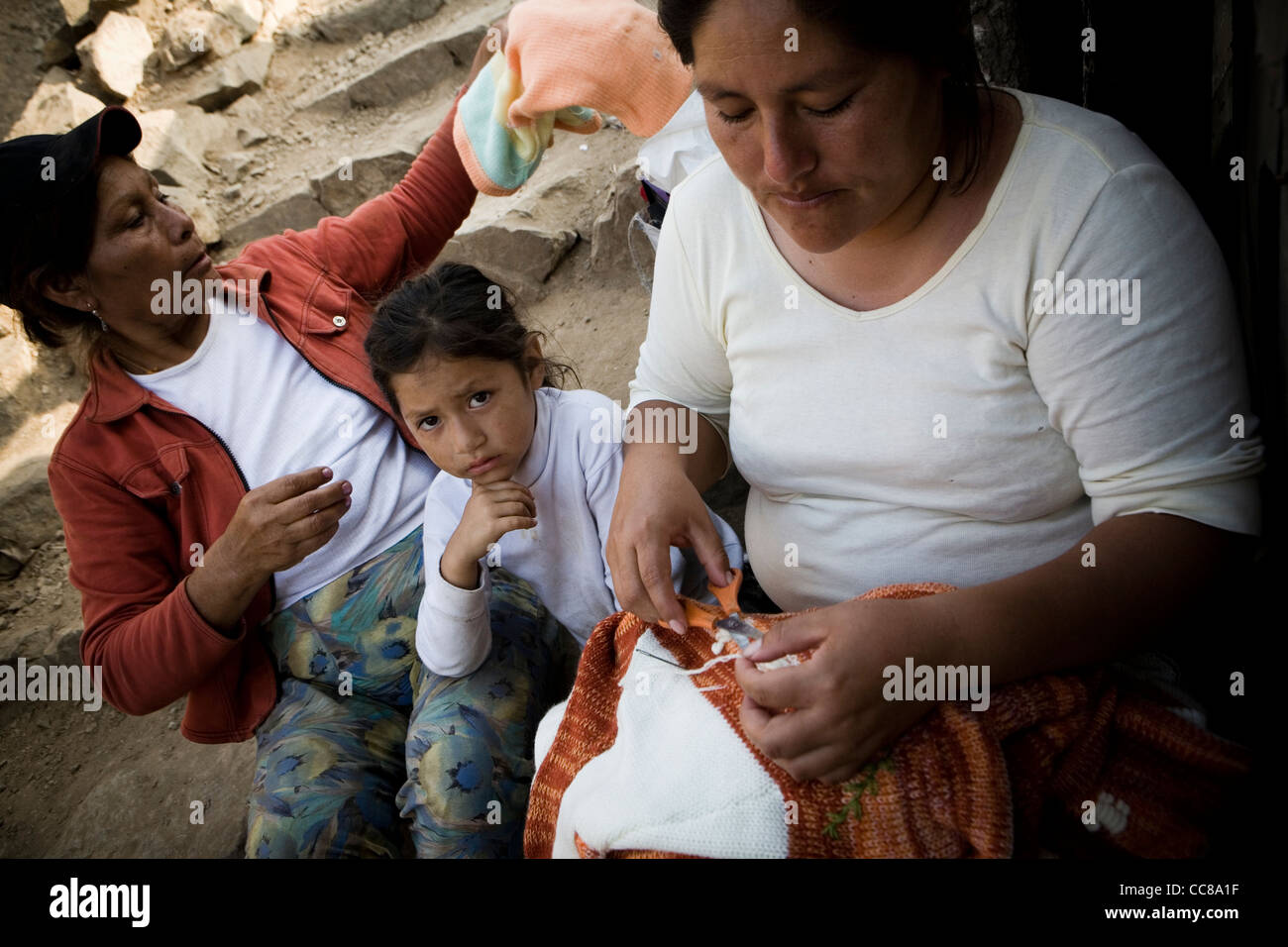 Frauen stricken Pullover in einem Armenviertel von Lima, Peru, Südamerika. Stockfoto