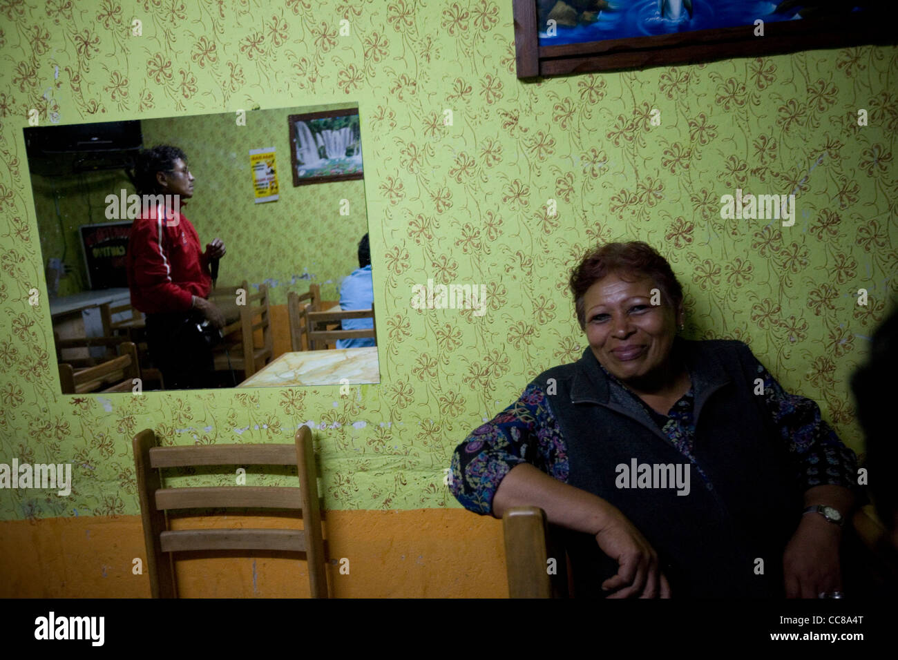 Eine Frau sitzt in einem Restaurant in Villa El Salvador in Lima, Peru, Südamerika. Stockfoto