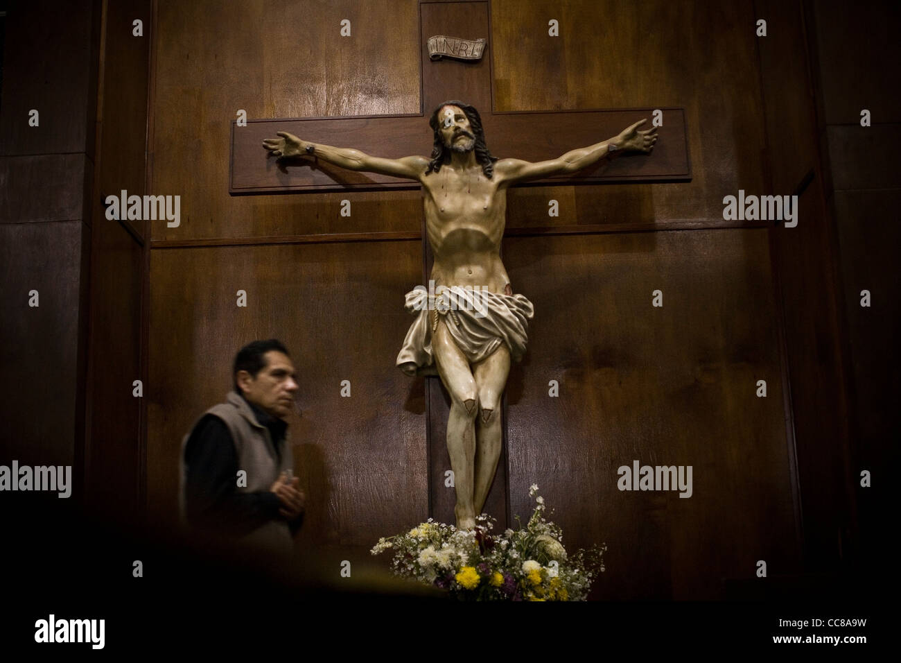 Ein Gemeindemitglied besucht die Messe in eine Kathedrale in Lima, Peru, Südamerika. Stockfoto