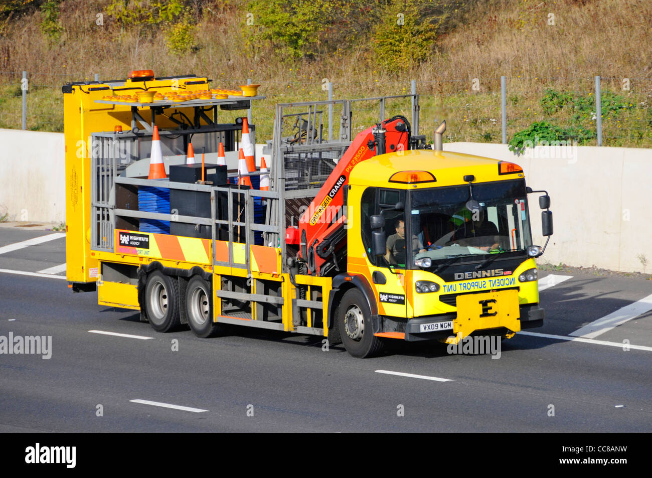 Highways Agency Incident Support Unit und Kegel Festlegung Lkw Lkw mit großen hinten montierten Warnleuchten auf Autobahn M25 Essex England Großbritannien Stockfoto