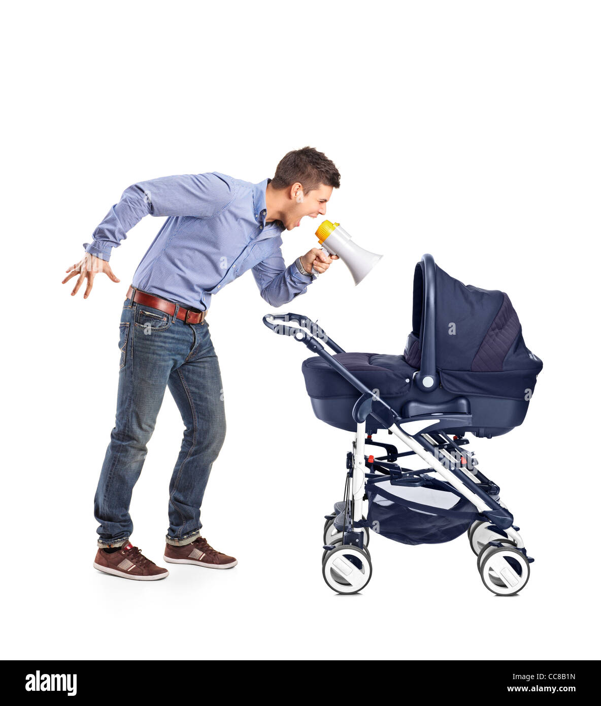 Ein verrückter Vater schreien zu sein Baby in einem Kinderwagen festgelegten Stockfoto