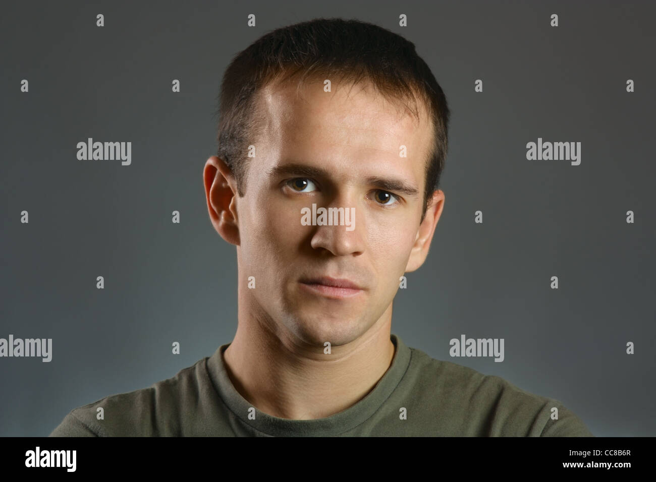 Porträt eines echten Mannes im studio Stockfoto