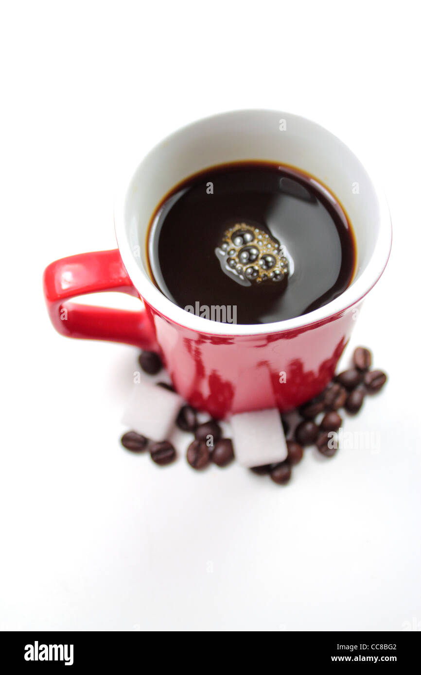Rote Tasse mit Kaffee Stockfoto