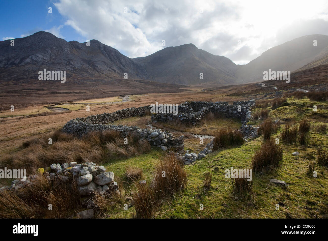 Stein auf dem Bauernhof Gehäuse in Gleninagh, mit den Twelve Bens hinter, Connemara, County Galway, Irland. Stockfoto