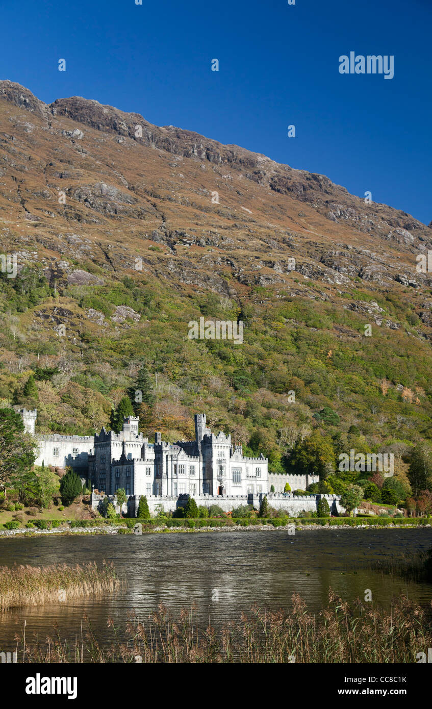 Kylemore Abbey am Ufer des Lough Pollacappul, Connemara, County Galway, Irland. Stockfoto