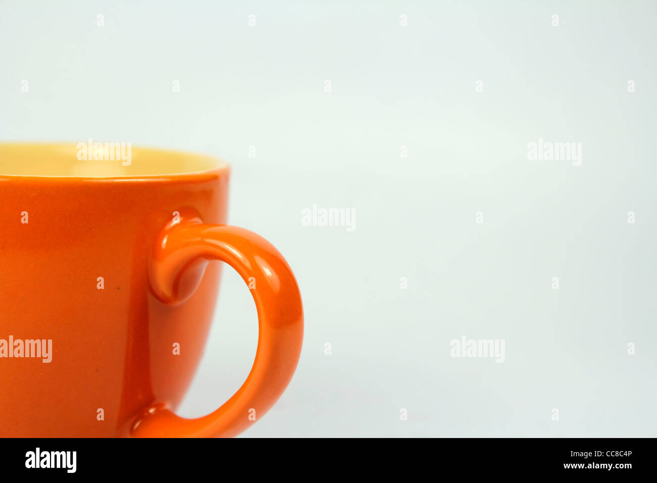 Orange-Cup gegen den weißen Hintergrund Stockfoto
