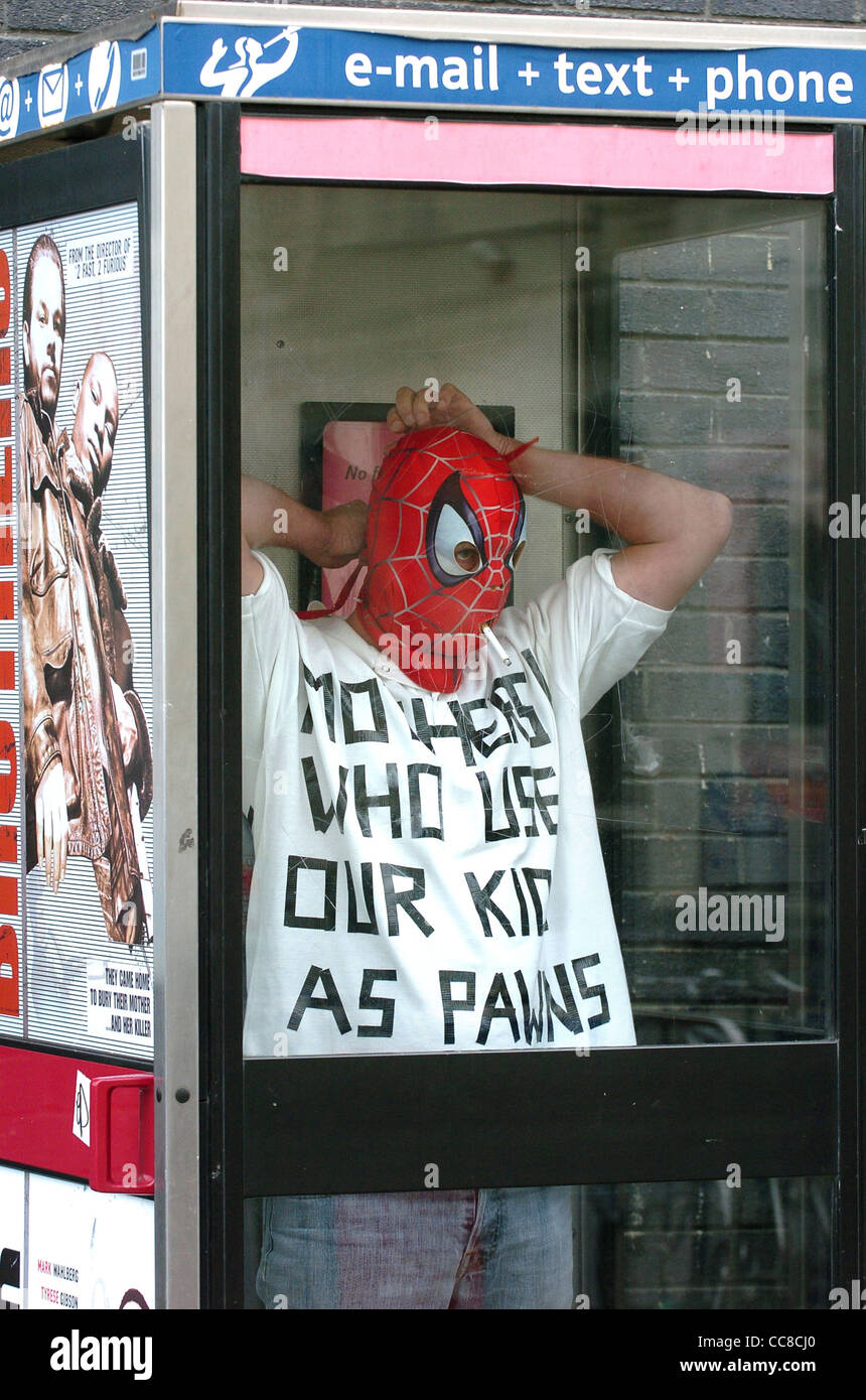 Der Demonstrator von Fathers for Justice passt seine Maske in einem Telefon an Box vor der Labour Party Konferenz in Brighton 2005 Großbritannien - Nur Für Redaktionelle Zwecke Stockfoto