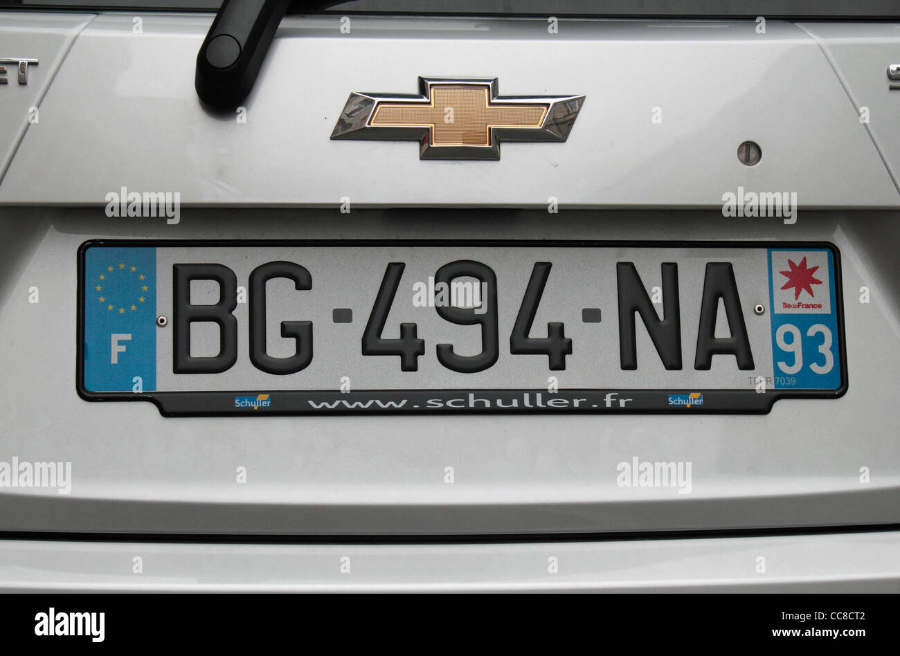 Eine typisch französische Kfz-Kennzeichen, Département 93, geparkt in Arras, Pas-de-Calais, Frankreich. Stockfoto