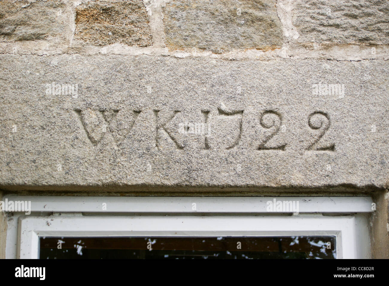 Eine Inschrift W K 1722 auf einem Fenstersturz der Bauernhaus Tür, Low-Neubauten, Baldersdale, Teesdale, County Durham, England Stockfoto