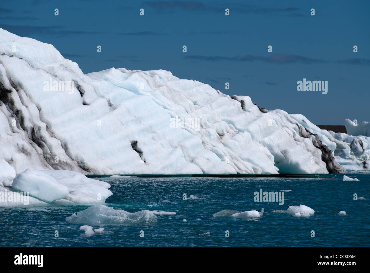 Jökulsárlón Eisberg reflektiert auf dem See in Island Stockfoto