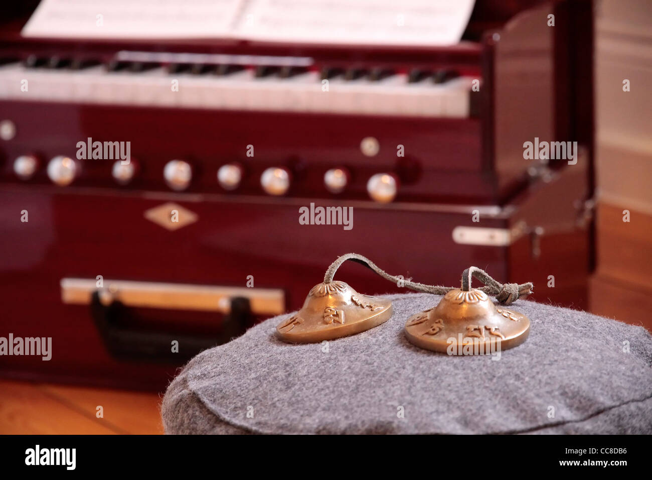 Harmonium und Becken als Dekoration in einem Yogaraum Stockfoto
