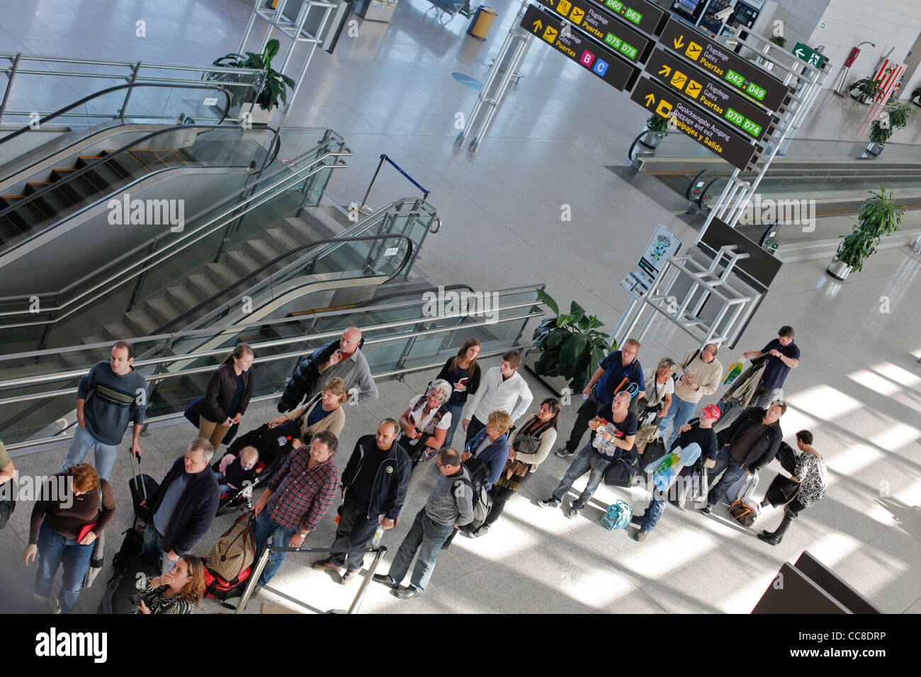 Menschen warten in der Schlange am Flughafen Malaga Stockfoto