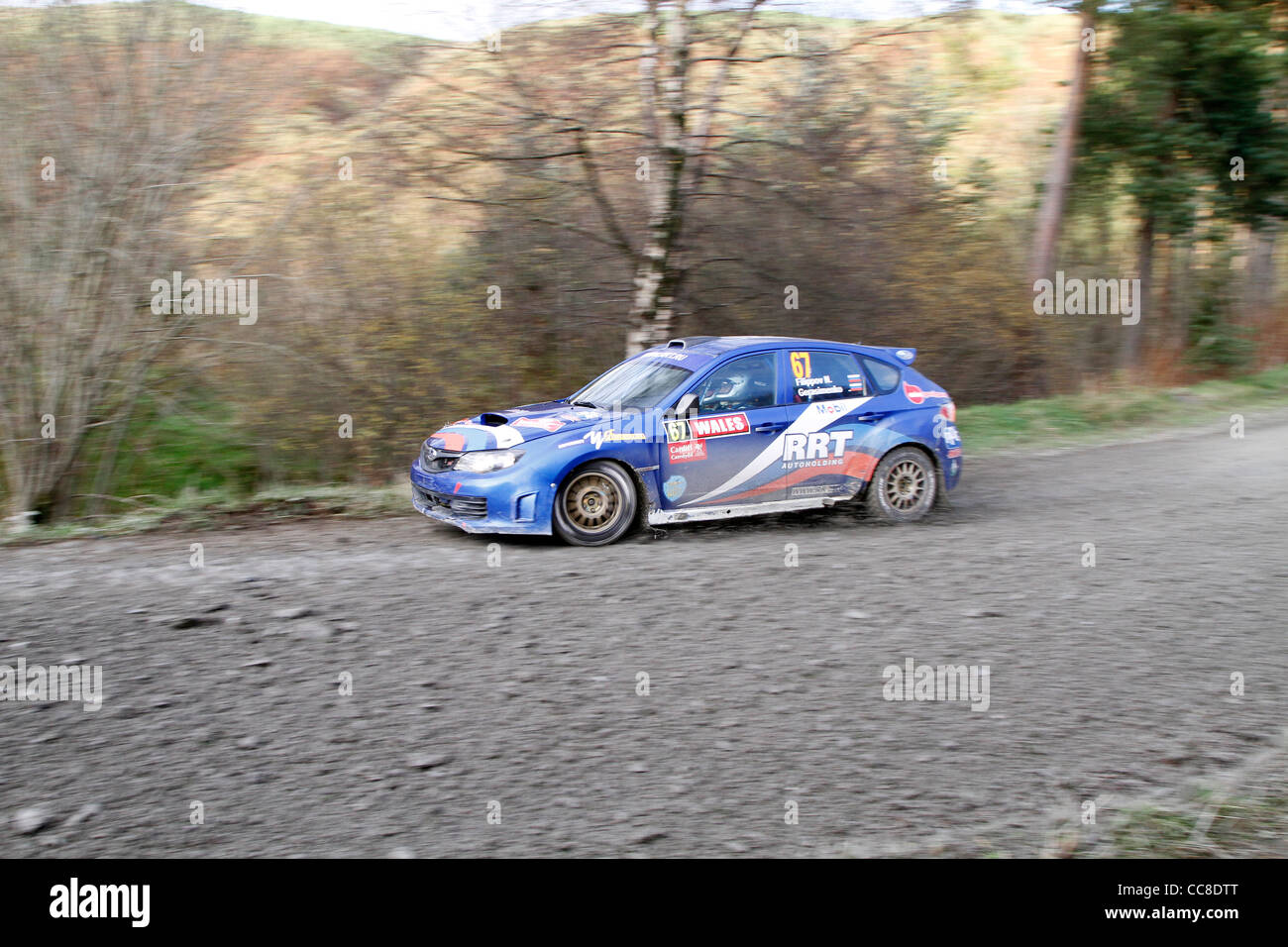 ein Rallye-Auto beschleunigt vorbei Stockfoto