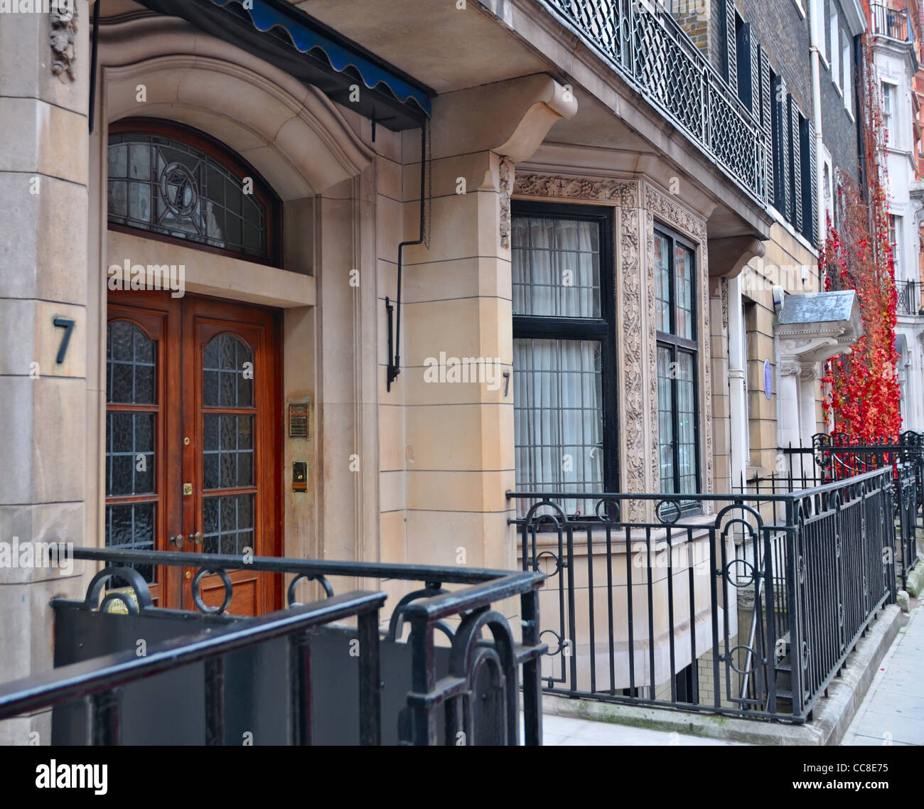 London: Eingang zu den traditionellen alten London-Häusern Stockfoto
