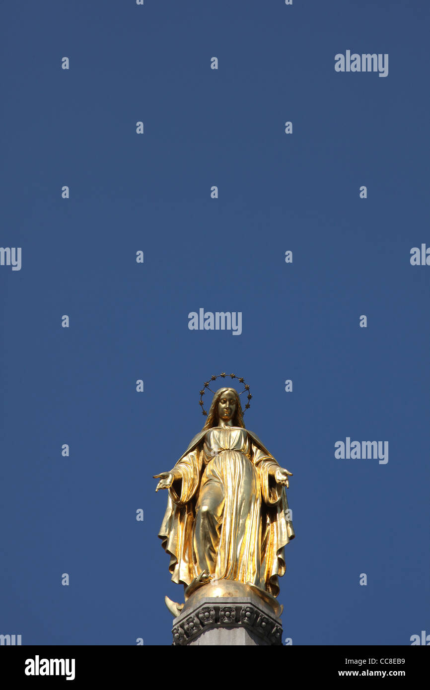 Goldene Statue der Jungfrau Maria Stockfoto