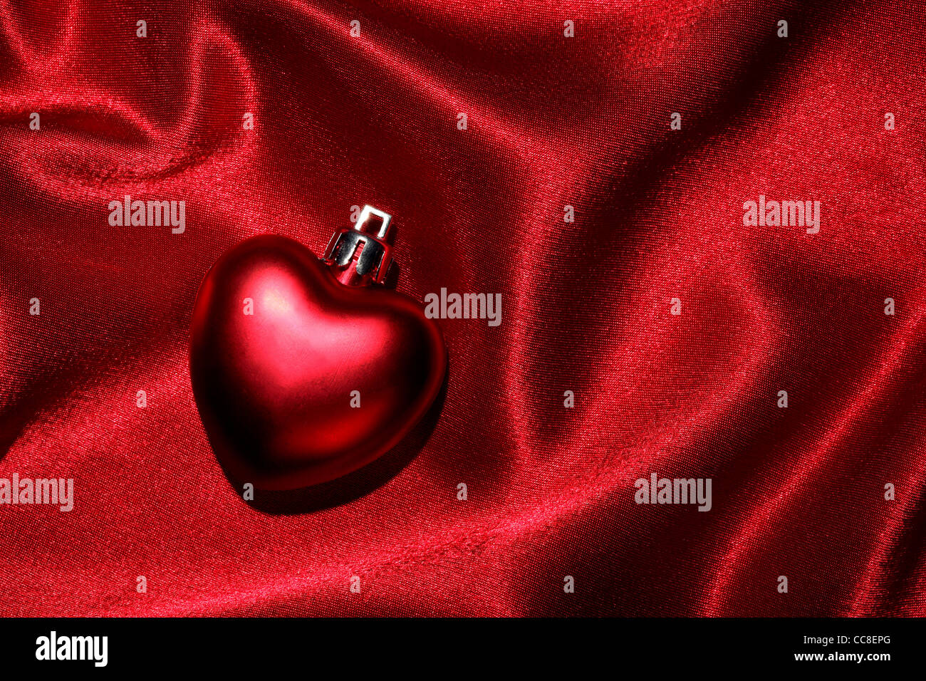 Valentine Herz Form Ornament auf Seide Hintergrund Stockfoto
