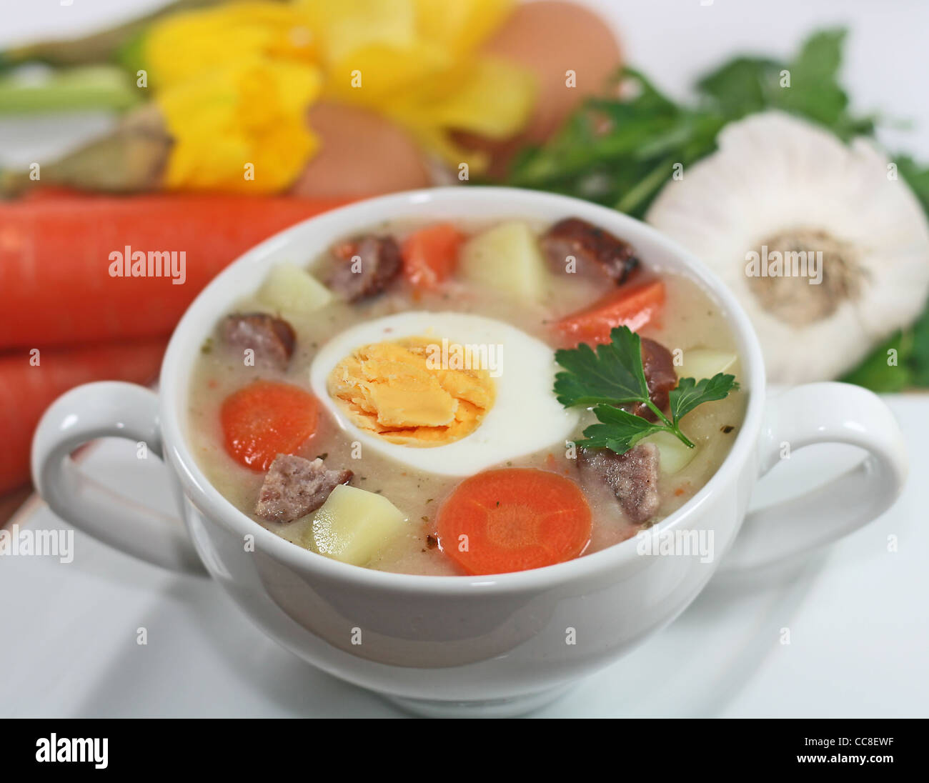 traditionelle polnische weiße Borschtsch mit Eiern und Wurst in weißem Geschirr für Ostern Stockfoto