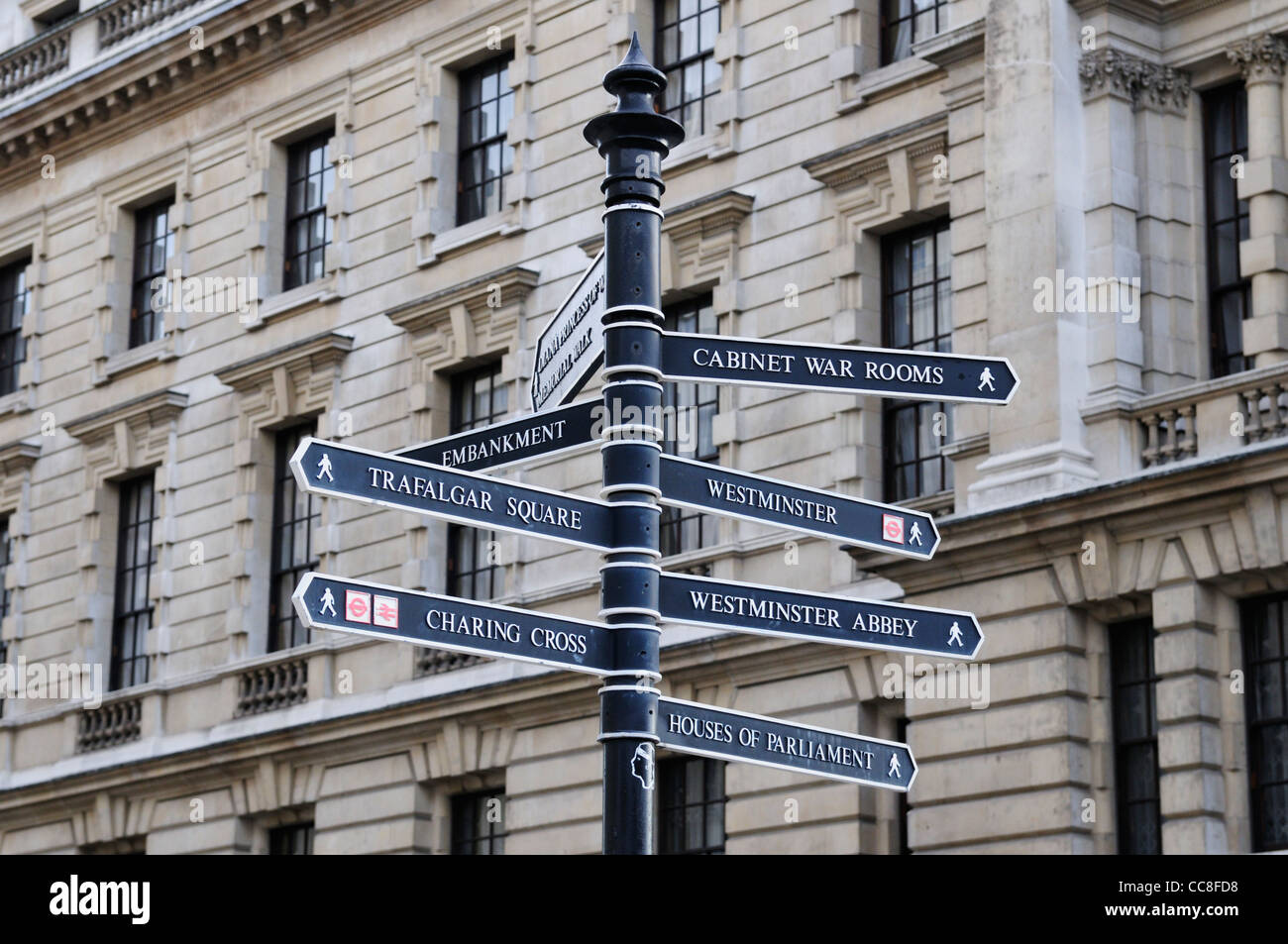 Wegweiser zu touristischen Attraktionen, Whitehall, London, England, Vereinigtes Königreich Stockfoto