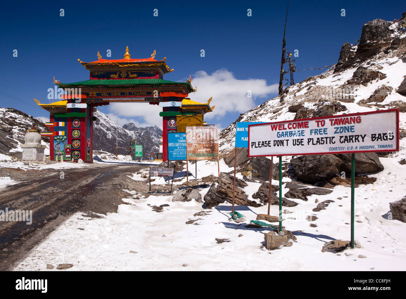 Indien, Arunachal Pradesh, Sela Pass, hoch gelegenen Straße vorbei unter bunten Tor zum Tawang, Kunststoff Freizone Zeichen Stockfoto