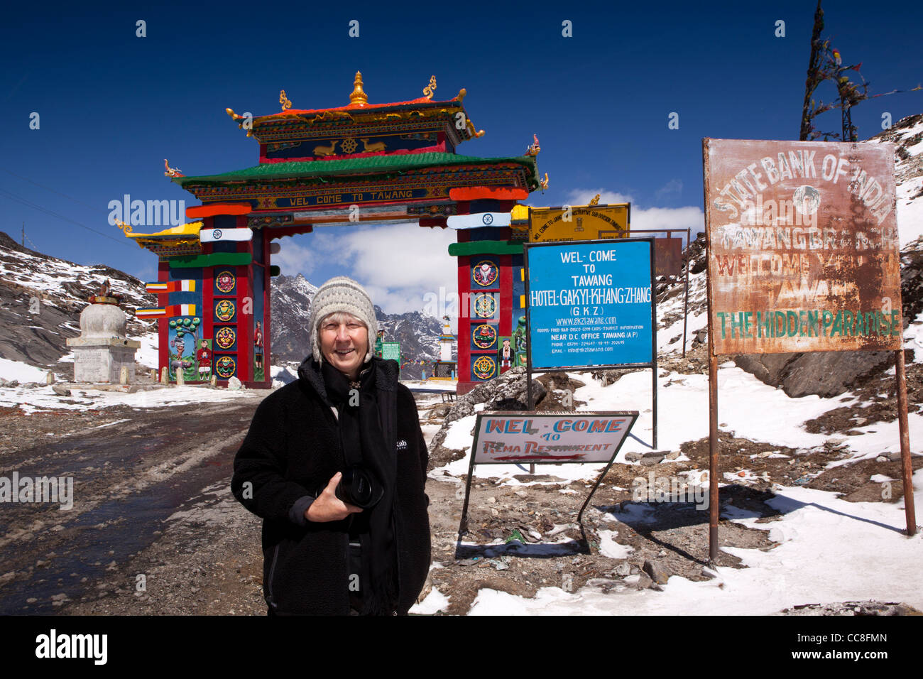 Indien, Arunachal Pradesh, Sela Pass, weibliche Touristen unterwegs Höhenlage Unterquerung bunte Tor zum Tawang Stockfoto